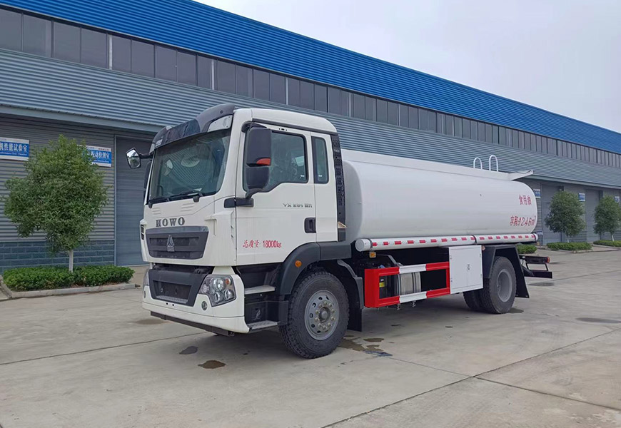 程力專(zhuān)用車(chē)國(guó)六重汽豪沃15方食用油運(yùn)輸車(chē)